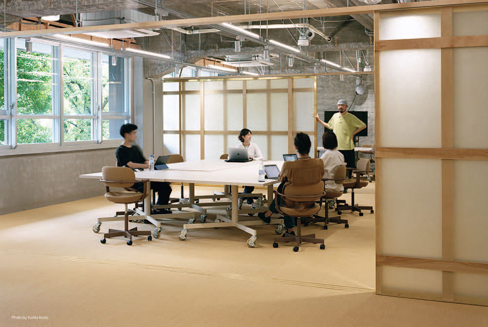 真ちゅう製の軽い障子風間仕切りで仕切られた会議室