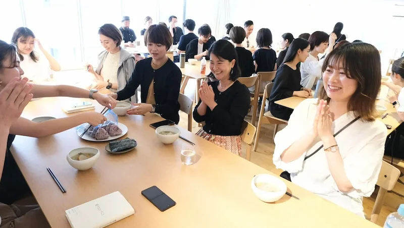 社員全員で食事を囲む「CRAZYのお昼ごはん」(同社プレスリリースより)