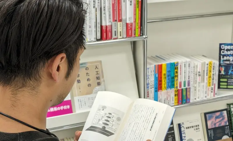 書籍を読む男性