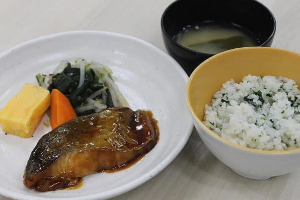 応援メニューの一例。「ホキの照り焼きとあおさご飯」(福島県産「乾燥あおさ海苔使用)