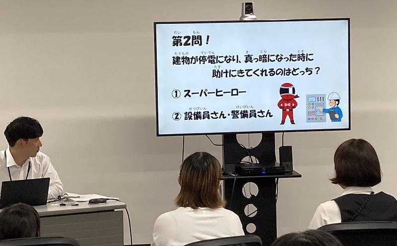 クイズ形式で行われた会社紹介のようす