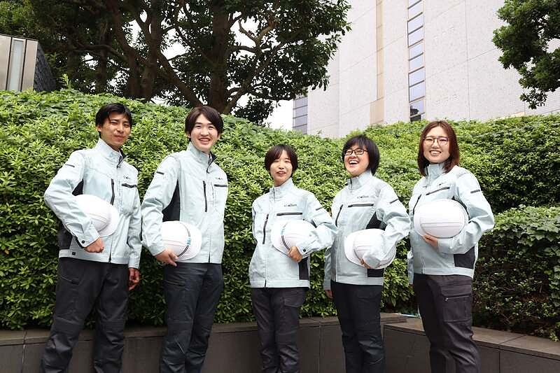 誰でも着やすいデザインに刷新した