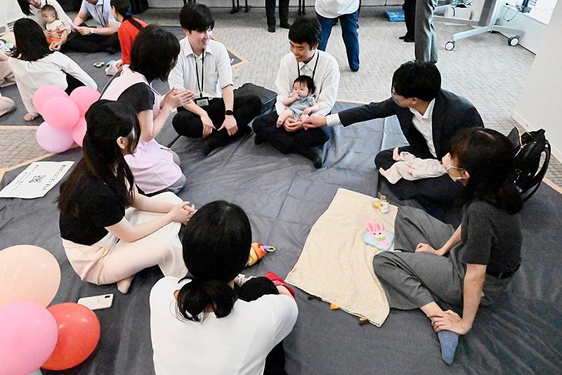 赤ちゃんや子育て中の社員との交流会