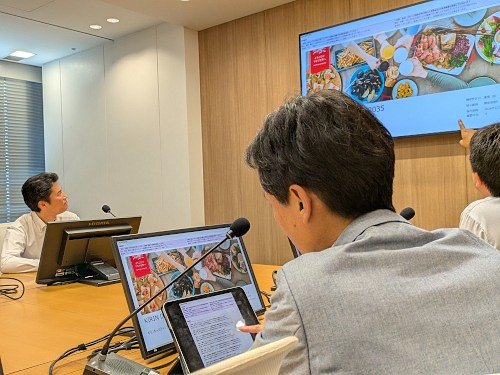 「CoreMate」導入後の使用イメージ(投影画面上に「CoreMate」が抽出した論点・意見が提示される)