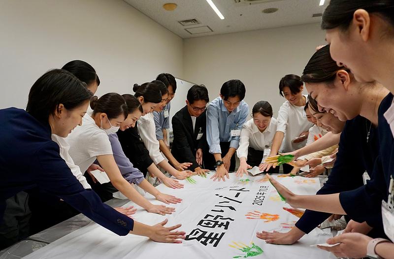 「契りの会」で手形を押す新入社員のようす
