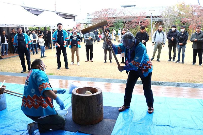 社長自ら杵をふるい、イベントを盛り上げる