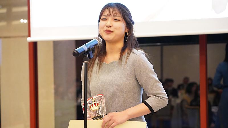 女性社員が表彰される社内表彰のようす