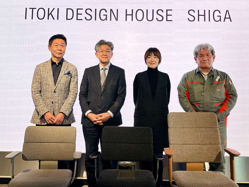 新作ワークチェア「SHIGA」発表会での集合写真。イトーキ湊社長、デザイナー柴田文江氏ら4名