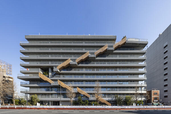 大階段が目を引く建物外観