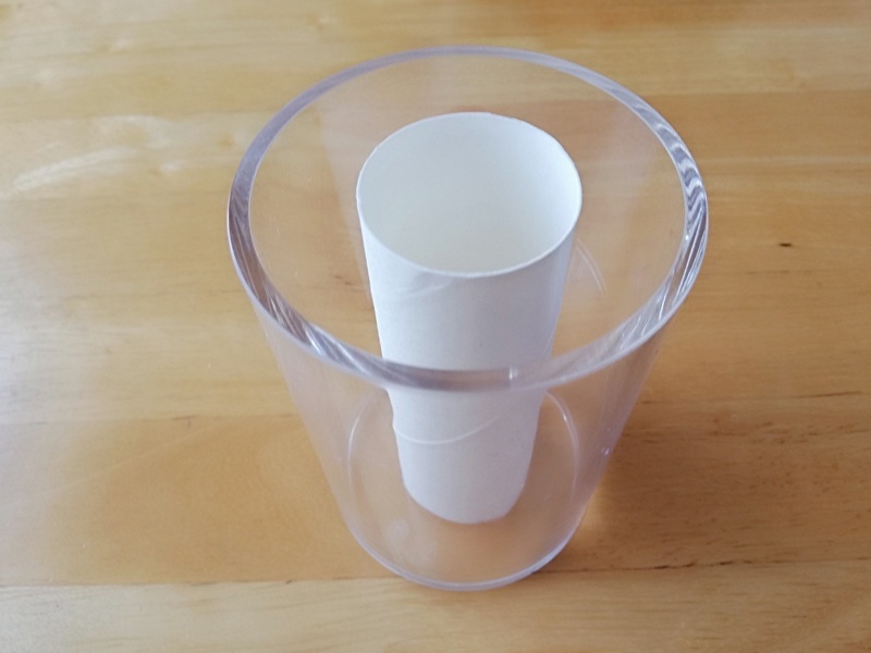 キッチンペーパーの芯をペン立ての中央に設置する