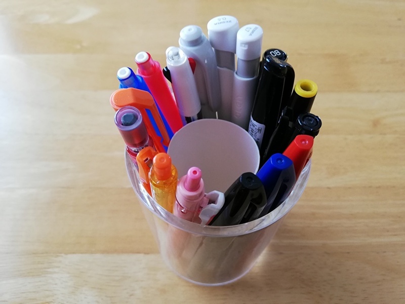 芯の外側にペンを1列に並べて入れる