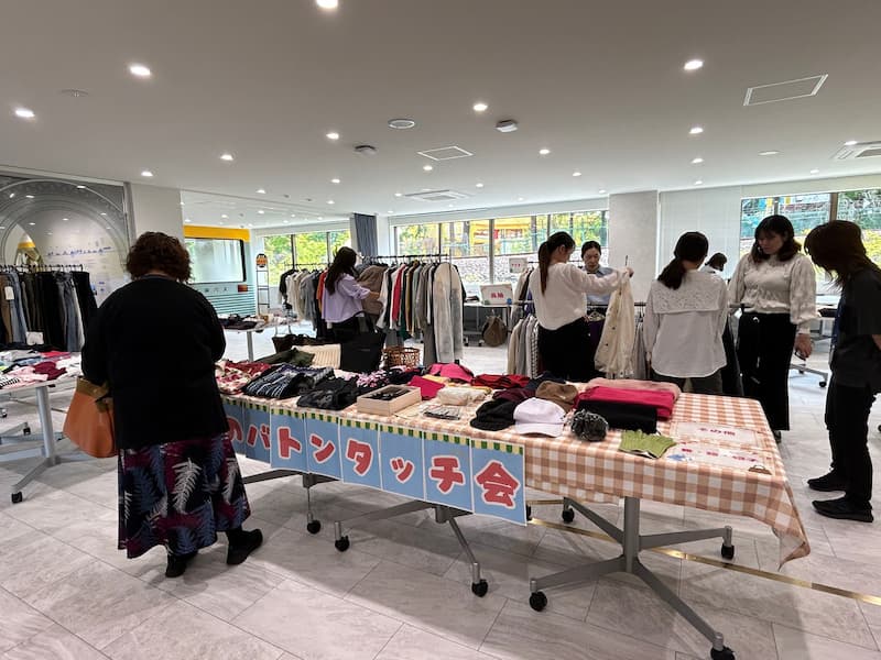 「服のバトンタッチ会」のようす