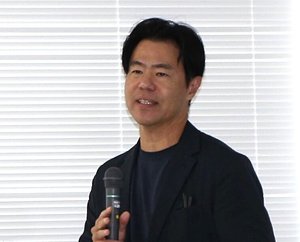 キックオフセレモニーであいさつする東京大学・山口慎太郎教授
